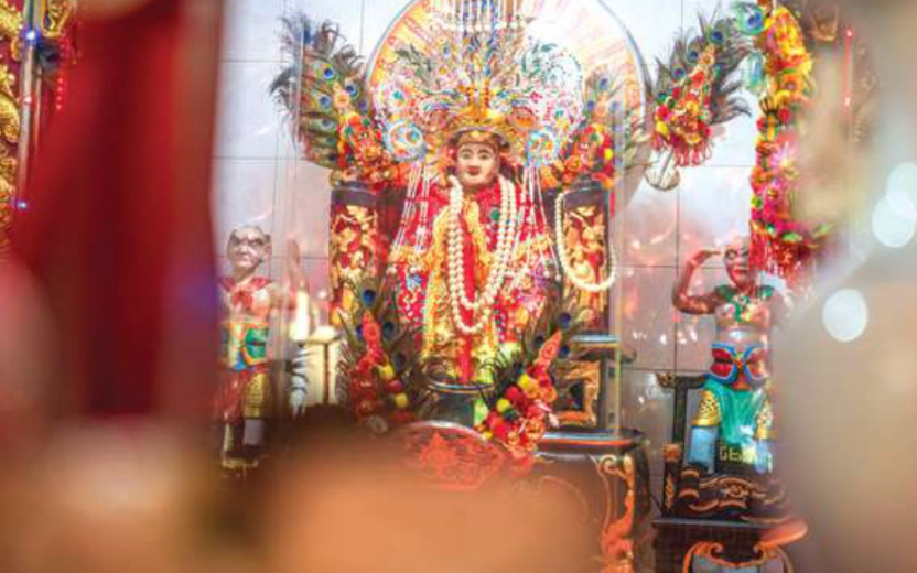 Sắc đỏ Chùa Bà